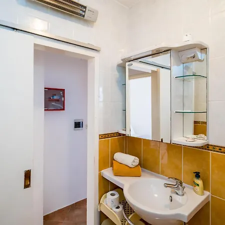 בית נופש 4 Bedroom Stunning In סלאנו
