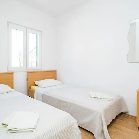 בית נופש 4 Bedroom Stunning In סלאנו